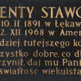 Zdjęcie nr 1: Epitafium w formie tablicy w kształcie leżącego prostokąta  z inskrypcją: „WALENTY STAWOWY / ur(odzony) 10. II. 1891 w ŁĘKAWICY / zm(arły) 2. XII. 1968 w Ameryce. / Dobrodziej tutejszego kościoła. / Za wszystko dobre, co dla nas / uczynił, daj mu Panie / światłość wiekuistą.”
