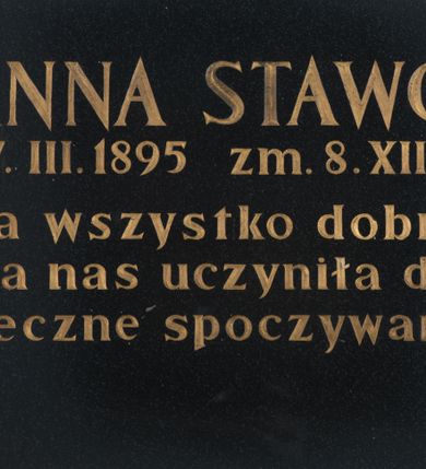 Zdjęcie nr 1: Epitafium w formie tablicy w kształcie leżącego prostokąta ze złoconą inskrypcją „JOANNA STAWOWA /   ur(odzona) 17. III. 1895 zm(arła) 8. XII. 1978 / Za wszystko dobre, / co dla nas uczyniła daj Jej / wieczne spoczywanie”.