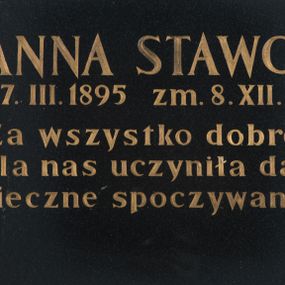 Zdjęcie nr 1: Epitafium w formie tablicy w kształcie leżącego prostokąta ze złoconą inskrypcją „JOANNA STAWOWA /   ur(odzona) 17. III. 1895 zm(arła) 8. XII. 1978 / Za wszystko dobre, / co dla nas uczyniła daj Jej / wieczne spoczywanie”.