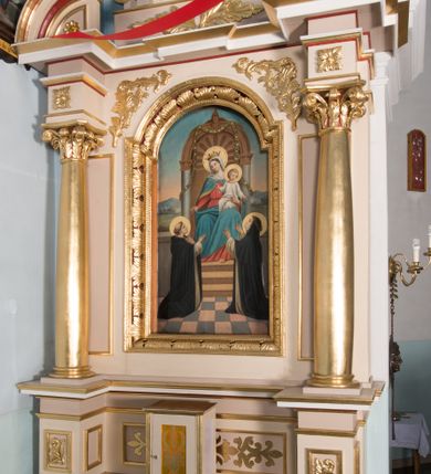 Zdjęcie nr 1: Nastawa ołtarzowa architektoniczna, jednoosiowa, jednokondygnacyjna ze zwieńczeniem. Ołtarz prostopadłościenny, drewniany; mensa drewniana. Antepedium w kształcie leżącego prostokąta ujętego profilowaną ramą; w polu płycina z malowaną i złoconą dekoracją roślinną. Tabernakulum w formie prostopadłościennej skrzynki. Drzwiczki o kształcie stojącego prostokąta z płyciną dekorowaną malowanym i złoconym przedstawieniem kiści i liścia winnego grona oraz symetrycznego kłosa. Predella dekorowana płyciną z malowaną i złoconą dekoracją stylizowanego akantu. Nastawa ołtarzowa ustawiona na wysokim cokole, ujęta parą kolumn o kapitelach kompozytowych i wybrzuszonych trzonach. Cokoły zdobione są prostokątnymi płycinami, z przodu wypełnione płaskorzeźbionym liściem. Podpory dźwigają niepełne belkowanie składające się z fryzu i silnie wysuniętego gzymsu, wyłamanego nad polem głównym i przerwany półkolisty przyczółek. W polu znajduje się ozdobna rama w kształcie stojącego prostokąta, zamkniętego łukiem nadwieszonym z obrazem Matki Boskiej Różańcowej ze świętymi dominikańskimi. Zwieńczenie w kształcie stojącego prostokąta, zamknięte łukiem półkolistym, ustawione na wysokim cokole, ujęte parą kolumn o kapitelach kompozytowych podtrzymujących przerwany przyczółek; po bokach flankowane spływami wolutowymi. U szczytu akroterion w formie neorokokowej dekoracji roślinnej. W polu obraz Trójcy Świętej w ramie powtarzającej kształt zwieńczenia. Struktura w całości polichromowana w kolorze jasnobeżowym; kolumny, ornamentyka i profile złocone.
