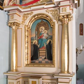Zdjęcie nr 1: Nastawa ołtarzowa architektoniczna, jednoosiowa, jednokondygnacyjna ze zwieńczeniem. Ołtarz prostopadłościenny, drewniany; mensa drewniana. Antepedium w kształcie leżącego prostokąta ujętego profilowaną ramą; w polu płycina z malowaną i złoconą dekoracją roślinną. Tabernakulum w formie prostopadłościennej skrzynki. Drzwiczki o kształcie stojącego prostokąta z płyciną dekorowaną malowanym i złoconym przedstawieniem kiści i liścia winnego grona oraz symetrycznego kłosa. Predella dekorowana płyciną z malowaną i złoconą dekoracją stylizowanego akantu. Nastawa ołtarzowa ustawiona na wysokim cokole, ujęta parą kolumn o kapitelach kompozytowych i wybrzuszonych trzonach. Cokoły zdobione są prostokątnymi płycinami, z przodu wypełnione płaskorzeźbionym liściem. Podpory dźwigają niepełne belkowanie składające się z fryzu i silnie wysuniętego gzymsu, wyłamanego nad polem głównym i przerwany półkolisty przyczółek. W polu znajduje się ozdobna rama w kształcie stojącego prostokąta, zamkniętego łukiem nadwieszonym z obrazem Matki Boskiej Różańcowej ze świętymi dominikańskimi. Zwieńczenie w kształcie stojącego prostokąta, zamknięte łukiem półkolistym, ustawione na wysokim cokole, ujęte parą kolumn o kapitelach kompozytowych podtrzymujących przerwany przyczółek; po bokach flankowane spływami wolutowymi. U szczytu akroterion w formie neorokokowej dekoracji roślinnej. W polu obraz Trójcy Świętej w ramie powtarzającej kształt zwieńczenia. Struktura w całości polichromowana w kolorze jasnobeżowym; kolumny, ornamentyka i profile złocone.
