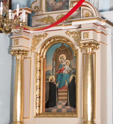 Zdjęcie nr 2: Nastawa ołtarzowa architektoniczna, jednoosiowa, jednokondygnacyjna ze zwieńczeniem. Ołtarz prostopadłościenny, drewniany; mensa drewniana. Antepedium w kształcie leżącego prostokąta ujętego profilowaną ramą; w polu płycina z malowaną i złoconą dekoracją roślinną. Tabernakulum w formie prostopadłościennej skrzynki. Drzwiczki o kształcie stojącego prostokąta z płyciną dekorowaną malowanym i złoconym przedstawieniem kiści i liścia winnego grona oraz symetrycznego kłosa. Predella dekorowana płyciną z malowaną i złoconą dekoracją stylizowanego akantu. Nastawa ołtarzowa ustawiona na wysokim cokole, ujęta parą kolumn o kapitelach kompozytowych i wybrzuszonych trzonach. Cokoły zdobione są prostokątnymi płycinami, z przodu wypełnione płaskorzeźbionym liściem. Podpory dźwigają niepełne belkowanie składające się z fryzu i silnie wysuniętego gzymsu, wyłamanego nad polem głównym i przerwany półkolisty przyczółek. W polu znajduje się ozdobna rama w kształcie stojącego prostokąta, zamkniętego łukiem nadwieszonym z obrazem Matki Boskiej Różańcowej ze świętymi dominikańskimi. Zwieńczenie w kształcie stojącego prostokąta, zamknięte łukiem półkolistym, ustawione na wysokim cokole, ujęte parą kolumn o kapitelach kompozytowych podtrzymujących przerwany przyczółek; po bokach flankowane spływami wolutowymi. U szczytu akroterion w formie neorokokowej dekoracji roślinnej. W polu obraz Trójcy Świętej w ramie powtarzającej kształt zwieńczenia. Struktura w całości polichromowana w kolorze jasnobeżowym; kolumny, ornamentyka i profile złocone.
