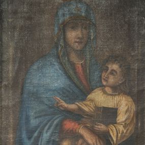 Zdjęcie nr 1: Obraz w formie stojącego prostokąta z przedstawieniem Matki Boskiej Śnieżnej. W centrum kompozycji Matka Boska z Dzieciątkiem ukazana frontalnie, delikatnie skierowana w lewo, w ujęciu do kolan. Maria oburącz podtrzymuje siedzące na jej lewym przedramieniu Dzieciątko. Twarz podłużna, pełna, o delikatnie zarysowanych oczach i długim, prostym nosie oraz małych ustach. Ubrana jest w czerwoną suknię oraz niebieski płaszcz zarzucony na głowę i ramiona ze złotą lamówką i gwiazdą nad czołem. Maria w dłoniach trzyma zieloną chusteczkę, palce prawej układa na kształt litery „V”. Chrystus zwrócony jest trzy czwarte w prawo, swoją głowę kieruje w prawo, unosząc ją lekko ku górze, w kierunki Matki. W lewej ręce podtrzymuje zamkniętą księgą, a prawą błogosławi. Twarz o dziecięcych rysach z długim nosem. Włosy średniej długości, jasne, opadające na plecy. Ubrany jest w żółtą sukienkę oraz sandały. Tło jednolite, ciemnobrązowe. Rama drewniana, profilowana, złocona. Po lewej stronie słabo czytelny napis „Anno 1785 / [?]akslin [?]”, a w prawym dolnym narożu „Odnowiony / 1926. r(oku) / GAWLIŃSKI / malarz [?]”.