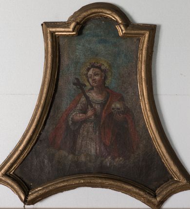 Zdjęcie nr 1: Obraz w kształcie trapezu o wklęsłych ramionach i dolnych narożach, zamknięty łukiem nadwieszonym, ujęty profilowaną, złoconą ramą. Święta ukazana w półpostaci, w trzech czwartych zwrócona prawo, w lewej dłoni trzyma czaszkę, a w prawej krucyfiks. Twarz okrągła z dużymi oczami i silnie zarumienionymi policzkami. Włosy ciemnobrązowe, spływające na plecy. Na głowie ma założony wianek biało-czerwonych róż, a wokół niej złocony, kolisty nimb. Ubrana jest w białą suknię, przewiązaną w talii niebieskim paskiem oraz czerwony płaszcz spływający na lewy bok. Dokoła świętej szare obłoki, w górnej części obrazu tło błękitne. 