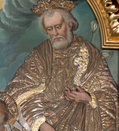 Zdjęcie nr 3: Ołtarz przyścienny, architektoniczny, trójosiowy z predellą i zwieńczeniem. Mensa prostopadłościenna, drewniana. Antepedium ujęte po bokach wysuniętymi przed lico lizenami z zakończonymi półokrągło płycinami. W polu o podziale architektonicznym – artykułowane złoconymi, kompozytowymi kolumienkami wspierającymi trójlistnie zakończone arkadki, w polu każdej dwie półkoliście zamknięte płyciny. Tabernakulum w formie prostopadłościennej skrzynki, flankowane ukośnie ustawionymi filarami wspierającymi profilowany gzyms. Drzwiczki wykonane z trybowanej, srebrzonej blachy; w polu środkowym z przedstawieniem głowy Chrystusa otoczonej gęstymi obłokami i promieniami, a dokoła ramą z wicią roślinną utworzoną z kiści winogron i kłosów zbóż. U spodu napis „TO JEST CIAŁO MOJE”. Na tabernakulum ustawiony jest tron wystawienia w formie prostopadłościennej aediculi, flankowany ukośnie ustawionymi kolumnami wspierającymi trójkątny szczyt. W polu prostokątna wnęka, zamknięta trójlistnie, o ściankach zdobionych motywem lilii heraldycznych. Po bokach tabernakulum ustawione dwie rzeźby klęczących aniołów.
Nastawa wsparta na wysokiej predelli, ujętej po bokach ażurowymi, akantowymi wolutami, pośrodku z dwiema lizenami wspierającymi podpory kondygnacji. W osiach predelli prostokątne płyciny, ozdobione w osiach bocznych rzeźbioną wicią roślinną. W polu środkowym kondygnacji głęboka, półkolista nisza mieszcząca obraz Świętej Rodziny, a na zasuwie obrazy Chrystusa Ukrzyżowanego i św. Józefa, obramowana płaskorzeźbioną ramą z liśćmi akantu; w podłuczu ażurowa akantowa dekoracja. Całość ujęta złoconymi kompozytowymi kolumnami, na których trzony w połowie wysokości nałożone są talerzyki. Kolumny dźwigają wysokie imposty oraz schodkowo przełamany gzyms. Ponad obrazem, w osi ołtarza znajdują się płaskorzeźbione główki anielskie o złoconych skrzydłach. Osie boczne o analogicznym układzie, arkady flankowane przez złocone kolumienki z figurami św. Piotra po lewej i św. Piotra po prawej stronie; zwieńczone pełnym belkowaniem – w partii fryzu symetryczny ornament o charakterze arabeskowym, gzyms dekorowany kimationem. Całość zwieńczona pinaklami zamkniętymi u góry złoconymi kwiatonami. Kondygnacja ujęta po bokach ażurowymi akantowymi uszami. Zwieńczenie flankowane złoconymi kolumienkami wspierającymi półkolistą arkadę oraz wyniesiony na osi szczyt ozdobiony pinaklami oraz w osi głównej krzyżem o trójlistnie zakończonych ramionach. W arkadzie ustawiona rzeźba Najświętszego Serca Pana Jezusa. Zwieńczenie ujęte po bokach ukształtowanymi w formę spływu uszami wypełnionymi płycinami z dekoracją akantową. Kolorystyka jasnobeżowa z elementami czerwieni, ornamenty i detale architektoniczne złocone.