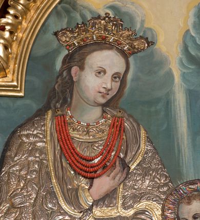 Zdjęcie nr 16: Ołtarz przyścienny, architektoniczny, trójosiowy z predellą i zwieńczeniem. Mensa prostopadłościenna, drewniana. Antepedium ujęte po bokach wysuniętymi przed lico lizenami z zakończonymi półokrągło płycinami. W polu o podziale architektonicznym – artykułowane złoconymi, kompozytowymi kolumienkami wspierającymi trójlistnie zakończone arkadki, w polu każdej dwie półkoliście zamknięte płyciny. Tabernakulum w formie prostopadłościennej skrzynki, flankowane ukośnie ustawionymi filarami wspierającymi profilowany gzyms. Drzwiczki wykonane z trybowanej, srebrzonej blachy; w polu środkowym z przedstawieniem głowy Chrystusa otoczonej gęstymi obłokami i promieniami, a dokoła ramą z wicią roślinną utworzoną z kiści winogron i kłosów zbóż. U spodu napis „TO JEST CIAŁO MOJE”. Na tabernakulum ustawiony jest tron wystawienia w formie prostopadłościennej aediculi, flankowany ukośnie ustawionymi kolumnami wspierającymi trójkątny szczyt. W polu prostokątna wnęka, zamknięta trójlistnie, o ściankach zdobionych motywem lilii heraldycznych. Po bokach tabernakulum ustawione dwie rzeźby klęczących aniołów.
Nastawa wsparta na wysokiej predelli, ujętej po bokach ażurowymi, akantowymi wolutami, pośrodku z dwiema lizenami wspierającymi podpory kondygnacji. W osiach predelli prostokątne płyciny, ozdobione w osiach bocznych rzeźbioną wicią roślinną. W polu środkowym kondygnacji głęboka, półkolista nisza mieszcząca obraz Świętej Rodziny, a na zasuwie obrazy Chrystusa Ukrzyżowanego i św. Józefa, obramowana płaskorzeźbioną ramą z liśćmi akantu; w podłuczu ażurowa akantowa dekoracja. Całość ujęta złoconymi kompozytowymi kolumnami, na których trzony w połowie wysokości nałożone są talerzyki. Kolumny dźwigają wysokie imposty oraz schodkowo przełamany gzyms. Ponad obrazem, w osi ołtarza znajdują się płaskorzeźbione główki anielskie o złoconych skrzydłach. Osie boczne o analogicznym układzie, arkady flankowane przez złocone kolumienki z figurami św. Piotra po lewej i św. Piotra po prawej stronie; zwieńczone pełnym belkowaniem – w partii fryzu symetryczny ornament o charakterze arabeskowym, gzyms dekorowany kimationem. Całość zwieńczona pinaklami zamkniętymi u góry złoconymi kwiatonami. Kondygnacja ujęta po bokach ażurowymi akantowymi uszami. Zwieńczenie flankowane złoconymi kolumienkami wspierającymi półkolistą arkadę oraz wyniesiony na osi szczyt ozdobiony pinaklami oraz w osi głównej krzyżem o trójlistnie zakończonych ramionach. W arkadzie ustawiona rzeźba Najświętszego Serca Pana Jezusa. Zwieńczenie ujęte po bokach ukształtowanymi w formę spływu uszami wypełnionymi płycinami z dekoracją akantową. Kolorystyka jasnobeżowa z elementami czerwieni, ornamenty i detale architektoniczne złocone.