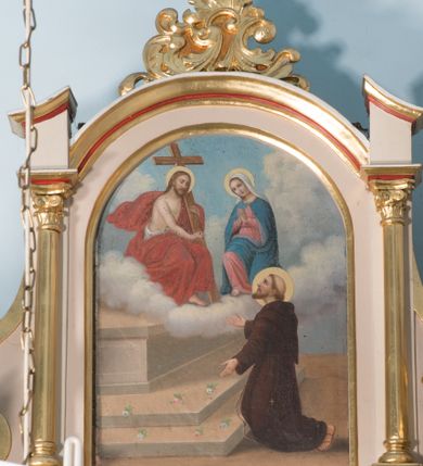 Zdjęcie nr 4: Nastawa ołtarzowa architektoniczna, jednoosiowa, jednokondygnacyjna ze zwieńczeniem. Ołtarz prostopadłościenny, drewniany; mensa drewniana. Antepedium w kształcie leżącego prostokąta ujętego profilowaną ramą; w polu płycina z malowaną i złoconą dekoracją roślinną flankującą medalion z krzyżem równoramiennym. Tabernakulum w formie prostopadłościennej skrzynki. Drzwiczki o kształcie stojącego prostokąta z płyciną dekorowaną malowanym i złoconym przedstawieniem kiści i liścia winnego grona oraz symetrycznego kłosa. Predella dekorowana płyciną z malowaną i złoconą dekoracją stylizowanego akantu. Nastawa ołtarzowa ustawiona na zdwojonym cokole, ujęta dwiema parami kolumn o kapitelach kompozytowych, z których zewnętrzna para wysunięta jest do przodu i ustawiona na tle filarów. Cokoły zdobione są płycinami o karbowanych ramach, na osi zewnętrznych podpór z płaskorzeźbionym liściem. Podpory dźwigają niepełne belkowanie składające się z fryzu i silnie wysuniętego gzymsu, wyłamane na ich osi; nad polem środkowym połączone gzymsem oraz przerwany trójkątny przyczółek z siedzącą na nim parą aniołów. W polu znajduje się ozdobna rama w kształcie stojącego prostokąta, zamkniętego łukiem nadwieszonym z obrazem św. Antoniego Padewskiego z Matką Boską z Dzieciątkiem. Zwieńczenie w kształcie stojącego prostokąta, zamknięte łukiem półkolistym, ustawione na wysokim cokole, ujęte parą kolumn o kapitelach kompozytowych podtrzymujących przerwany przyczółek; po bokach flankowane spływami wolutowymi. U szczytu akroterion w formie neorokokowej dekoracji roślinnej. W polu obraz św. Franciszka przed Chrystusem w ramie powtarzającej kształt zwieńczenia. Struktura w całości polichromowana w kolorze jasnobeżowym; kolumny, ornamentyka i profile złocone.