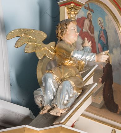 Zdjęcie nr 5: Nastawa ołtarzowa architektoniczna, jednoosiowa, jednokondygnacyjna ze zwieńczeniem. Ołtarz prostopadłościenny, drewniany; mensa drewniana. Antepedium w kształcie leżącego prostokąta ujętego profilowaną ramą; w polu płycina z malowaną i złoconą dekoracją roślinną flankującą medalion z krzyżem równoramiennym. Tabernakulum w formie prostopadłościennej skrzynki. Drzwiczki o kształcie stojącego prostokąta z płyciną dekorowaną malowanym i złoconym przedstawieniem kiści i liścia winnego grona oraz symetrycznego kłosa. Predella dekorowana płyciną z malowaną i złoconą dekoracją stylizowanego akantu. Nastawa ołtarzowa ustawiona na zdwojonym cokole, ujęta dwiema parami kolumn o kapitelach kompozytowych, z których zewnętrzna para wysunięta jest do przodu i ustawiona na tle filarów. Cokoły zdobione są płycinami o karbowanych ramach, na osi zewnętrznych podpór z płaskorzeźbionym liściem. Podpory dźwigają niepełne belkowanie składające się z fryzu i silnie wysuniętego gzymsu, wyłamane na ich osi; nad polem środkowym połączone gzymsem oraz przerwany trójkątny przyczółek z siedzącą na nim parą aniołów. W polu znajduje się ozdobna rama w kształcie stojącego prostokąta, zamkniętego łukiem nadwieszonym z obrazem św. Antoniego Padewskiego z Matką Boską z Dzieciątkiem. Zwieńczenie w kształcie stojącego prostokąta, zamknięte łukiem półkolistym, ustawione na wysokim cokole, ujęte parą kolumn o kapitelach kompozytowych podtrzymujących przerwany przyczółek; po bokach flankowane spływami wolutowymi. U szczytu akroterion w formie neorokokowej dekoracji roślinnej. W polu obraz św. Franciszka przed Chrystusem w ramie powtarzającej kształt zwieńczenia. Struktura w całości polichromowana w kolorze jasnobeżowym; kolumny, ornamentyka i profile złocone.