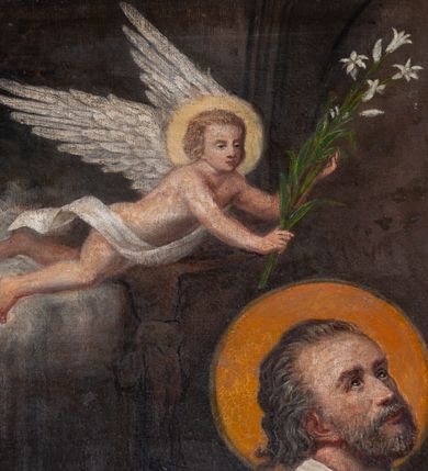 Zdjęcie nr 2: Obraz w formie stojącego prostokąta z przedstawieniem postaci św. Jana Kantego klęczącego przed stołem, ponad którym ukazuje się Matka Boska i młody Jezus. Święty zwrócony jest w trzech czwartych w lewo, ma rozłożone ręce i głowę uniesioną ku górze; wokół głowy nimb. Twarz owalna o starczych rysach, okolona siwą brodą. Włosy siwe, długie, opadają na kark. Święty jest ubrany w strój uniwersytecki w postaci czarnej togi z białym kołnierzykiem, podbitej czerwienią i gronostajowego mucetu. Ponad nim widoczny anioł w aureoli, przewiązany białą szarfą niosący białą lilię.  Powyżej, w prawym górnym rogu obrazu, w otoczeniu rozświetlonych chmur niewielka postać Matki Boskiej w niebieskim płaszczu, która prezentuje młodego Jezusa. Chrystus w różowej tunice trzyma w wysuniętych przed siebie dłoniach wieniec laurowy z białą wstęgą. Oboje mają wokół głów promieniste nimby. Przed świętym stoi stół przykryty zieloną tkaniną z dwiema księgami i klepsydrą. W tle widać fragment kolumny, sklepienia oraz regału z książkami. Malowidło w ciemnej tonacji, z zaakcentowanymi jasną kolorystyką dominantami kompozycyjnymi. Obraz ujęty ramą ze wzorem skośnej, złotej kratki o polach wypełnionych rozetami na czerwonym tle. 