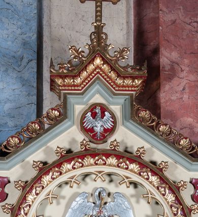 Zdjęcie nr 5: Ołtarz architektoniczny, jednokondygnacyjny, jednoosiowy, w formie aediculi, na cokole. Mensa w formie prostopadłościanu ujętego w dwie grube kolumny o kapitelach roślinnych, stojących na cokołach, z profilowaną płyciną w polu. W czterech rogach figury czterech cnót kardynalnych: Wstrzemięźliwości, Męstwa, Sprawiedliwości i niezidentyfikowanej postaci kobiecej z mieczem i czarą ognia (Roztropność?). Pole środkowe nastawy flankowane jest dwiema parami kolumn na cokołach, o kapitelach kompozytowych, które podtrzymują łuk nadwieszony. Ołtarz wieńczy gzyms o fantazyjnym zarysie, zbliżonym do trójkąta, który w partii środkowej wyłamuje się, przybierając kształt prostokąta zwieńczonego trójkątnie. W partii  cokołów kolumn kartusze z herbami Krakowa i Uniwersytetu Krakowskiego. Trzony wewnętrznej pary kolumn dekorowane spiralną opaską o motywach geometrycznych, zewnętrznej zaś indywidualną dekoracją geometryczną. Obie pary kolumn ujęte cęgami z medalionami z wizerunkami Kazimierza Jagiellończyka i Klemensa VIII. Medaliony dekorowane perełkowaniem i ornamentem roślinnym. Archiwolta łuku ozdobiona ornamentem z motywem palmety i maswerkiem. W polu środkowym obraz św. Jana Kantego w ramie z dekoracją geometryczną. W tympanonie płaskorzeźba z przedstawieniem pelikana karmiącego pisklęta w gnieździe. W partii pomiędzy arkadą a gzymsem wieńczącym trzy kartusze z herbami Polski (Orzeł Biały), Litwy (Pogoń) i Rusi (Michał Archanioł).
Gzyms wieńczący dekorowany ornamentem roślinnym z motywem palmety, liści, perełkowania oraz lilii heraldycznej. Całość zwieńczona krzyżem. 
