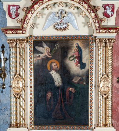 Zdjęcie nr 16: Ołtarz architektoniczny, jednokondygnacyjny, jednoosiowy, w formie aediculi, na cokole. Mensa w formie prostopadłościanu ujętego w dwie grube kolumny o kapitelach roślinnych, stojących na cokołach, z profilowaną płyciną w polu. W czterech rogach figury czterech cnót kardynalnych: Wstrzemięźliwości, Męstwa, Sprawiedliwości i niezidentyfikowanej postaci kobiecej z mieczem i czarą ognia (Roztropność?). Pole środkowe nastawy flankowane jest dwiema parami kolumn na cokołach, o kapitelach kompozytowych, które podtrzymują łuk nadwieszony. Ołtarz wieńczy gzyms o fantazyjnym zarysie, zbliżonym do trójkąta, który w partii środkowej wyłamuje się, przybierając kształt prostokąta zwieńczonego trójkątnie. W partii  cokołów kolumn kartusze z herbami Krakowa i Uniwersytetu Krakowskiego. Trzony wewnętrznej pary kolumn dekorowane spiralną opaską o motywach geometrycznych, zewnętrznej zaś indywidualną dekoracją geometryczną. Obie pary kolumn ujęte cęgami z medalionami z wizerunkami Kazimierza Jagiellończyka i Klemensa VIII. Medaliony dekorowane perełkowaniem i ornamentem roślinnym. Archiwolta łuku ozdobiona ornamentem z motywem palmety i maswerkiem. W polu środkowym obraz św. Jana Kantego w ramie z dekoracją geometryczną. W tympanonie płaskorzeźba z przedstawieniem pelikana karmiącego pisklęta w gnieździe. W partii pomiędzy arkadą a gzymsem wieńczącym trzy kartusze z herbami Polski (Orzeł Biały), Litwy (Pogoń) i Rusi (Michał Archanioł).
Gzyms wieńczący dekorowany ornamentem roślinnym z motywem palmety, liści, perełkowania oraz lilii heraldycznej. Całość zwieńczona krzyżem. 
