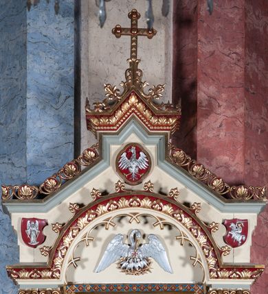 Zdjęcie nr 4: Ołtarz architektoniczny, jednokondygnacyjny, jednoosiowy, w formie aediculi, na cokole. Mensa w formie prostopadłościanu ujętego w dwie grube kolumny o kapitelach roślinnych, stojących na cokołach, z profilowaną płyciną w polu. W czterech rogach figury czterech cnót kardynalnych: Wstrzemięźliwości, Męstwa, Sprawiedliwości i niezidentyfikowanej postaci kobiecej z mieczem i czarą ognia (Roztropność?). Pole środkowe nastawy flankowane jest dwiema parami kolumn na cokołach, o kapitelach kompozytowych, które podtrzymują łuk nadwieszony. Ołtarz wieńczy gzyms o fantazyjnym zarysie, zbliżonym do trójkąta, który w partii środkowej wyłamuje się, przybierając kształt prostokąta zwieńczonego trójkątnie. W partii  cokołów kolumn kartusze z herbami Krakowa i Uniwersytetu Krakowskiego. Trzony wewnętrznej pary kolumn dekorowane spiralną opaską o motywach geometrycznych, zewnętrznej zaś indywidualną dekoracją geometryczną. Obie pary kolumn ujęte cęgami z medalionami z wizerunkami Kazimierza Jagiellończyka i Klemensa VIII. Medaliony dekorowane perełkowaniem i ornamentem roślinnym. Archiwolta łuku ozdobiona ornamentem z motywem palmety i maswerkiem. W polu środkowym obraz św. Jana Kantego w ramie z dekoracją geometryczną. W tympanonie płaskorzeźba z przedstawieniem pelikana karmiącego pisklęta w gnieździe. W partii pomiędzy arkadą a gzymsem wieńczącym trzy kartusze z herbami Polski (Orzeł Biały), Litwy (Pogoń) i Rusi (Michał Archanioł).
Gzyms wieńczący dekorowany ornamentem roślinnym z motywem palmety, liści, perełkowania oraz lilii heraldycznej. Całość zwieńczona krzyżem. 
