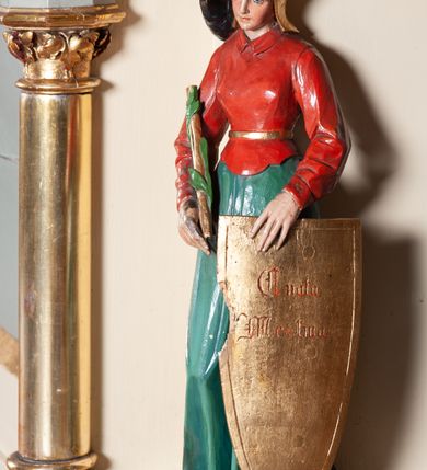 Zdjęcie nr 8: Ołtarz architektoniczny, jednokondygnacyjny, jednoosiowy, w formie aediculi, na cokole. Mensa w formie prostopadłościanu ujętego w dwie grube kolumny o kapitelach roślinnych, stojących na cokołach, z profilowaną płyciną w polu. W czterech rogach figury czterech cnót kardynalnych: Wstrzemięźliwości, Męstwa, Sprawiedliwości i niezidentyfikowanej postaci kobiecej z mieczem i czarą ognia (Roztropność?). Pole środkowe nastawy flankowane jest dwiema parami kolumn na cokołach, o kapitelach kompozytowych, które podtrzymują łuk nadwieszony. Ołtarz wieńczy gzyms o fantazyjnym zarysie, zbliżonym do trójkąta, który w partii środkowej wyłamuje się, przybierając kształt prostokąta zwieńczonego trójkątnie. W partii  cokołów kolumn kartusze z herbami Krakowa i Uniwersytetu Krakowskiego. Trzony wewnętrznej pary kolumn dekorowane spiralną opaską o motywach geometrycznych, zewnętrznej zaś indywidualną dekoracją geometryczną. Obie pary kolumn ujęte cęgami z medalionami z wizerunkami Kazimierza Jagiellończyka i Klemensa VIII. Medaliony dekorowane perełkowaniem i ornamentem roślinnym. Archiwolta łuku ozdobiona ornamentem z motywem palmety i maswerkiem. W polu środkowym obraz św. Jana Kantego w ramie z dekoracją geometryczną. W tympanonie płaskorzeźba z przedstawieniem pelikana karmiącego pisklęta w gnieździe. W partii pomiędzy arkadą a gzymsem wieńczącym trzy kartusze z herbami Polski (Orzeł Biały), Litwy (Pogoń) i Rusi (Michał Archanioł).
Gzyms wieńczący dekorowany ornamentem roślinnym z motywem palmety, liści, perełkowania oraz lilii heraldycznej. Całość zwieńczona krzyżem. 
