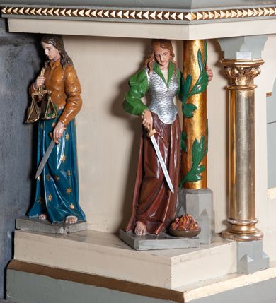 Zdjęcie nr 10: Ołtarz architektoniczny, jednokondygnacyjny, jednoosiowy, w formie aediculi, na cokole. Mensa w formie prostopadłościanu ujętego w dwie grube kolumny o kapitelach roślinnych, stojących na cokołach, z profilowaną płyciną w polu. W czterech rogach figury czterech cnót kardynalnych: Wstrzemięźliwości, Męstwa, Sprawiedliwości i niezidentyfikowanej postaci kobiecej z mieczem i czarą ognia (Roztropność?). Pole środkowe nastawy flankowane jest dwiema parami kolumn na cokołach, o kapitelach kompozytowych, które podtrzymują łuk nadwieszony. Ołtarz wieńczy gzyms o fantazyjnym zarysie, zbliżonym do trójkąta, który w partii środkowej wyłamuje się, przybierając kształt prostokąta zwieńczonego trójkątnie. W partii  cokołów kolumn kartusze z herbami Krakowa i Uniwersytetu Krakowskiego. Trzony wewnętrznej pary kolumn dekorowane spiralną opaską o motywach geometrycznych, zewnętrznej zaś indywidualną dekoracją geometryczną. Obie pary kolumn ujęte cęgami z medalionami z wizerunkami Kazimierza Jagiellończyka i Klemensa VIII. Medaliony dekorowane perełkowaniem i ornamentem roślinnym. Archiwolta łuku ozdobiona ornamentem z motywem palmety i maswerkiem. W polu środkowym obraz św. Jana Kantego w ramie z dekoracją geometryczną. W tympanonie płaskorzeźba z przedstawieniem pelikana karmiącego pisklęta w gnieździe. W partii pomiędzy arkadą a gzymsem wieńczącym trzy kartusze z herbami Polski (Orzeł Biały), Litwy (Pogoń) i Rusi (Michał Archanioł).
Gzyms wieńczący dekorowany ornamentem roślinnym z motywem palmety, liści, perełkowania oraz lilii heraldycznej. Całość zwieńczona krzyżem. 
