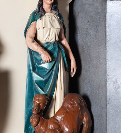 Zdjęcie nr 9: Ołtarz architektoniczny, jednokondygnacyjny, jednoosiowy, w formie aediculi, na cokole. Mensa w formie prostopadłościanu ujętego w dwie grube kolumny o kapitelach roślinnych, stojących na cokołach, z profilowaną płyciną w polu. W czterech rogach figury czterech cnót kardynalnych: Wstrzemięźliwości, Męstwa, Sprawiedliwości i niezidentyfikowanej postaci kobiecej z mieczem i czarą ognia (Roztropność?). Pole środkowe nastawy flankowane jest dwiema parami kolumn na cokołach, o kapitelach kompozytowych, które podtrzymują łuk nadwieszony. Ołtarz wieńczy gzyms o fantazyjnym zarysie, zbliżonym do trójkąta, który w partii środkowej wyłamuje się, przybierając kształt prostokąta zwieńczonego trójkątnie. W partii  cokołów kolumn kartusze z herbami Krakowa i Uniwersytetu Krakowskiego. Trzony wewnętrznej pary kolumn dekorowane spiralną opaską o motywach geometrycznych, zewnętrznej zaś indywidualną dekoracją geometryczną. Obie pary kolumn ujęte cęgami z medalionami z wizerunkami Kazimierza Jagiellończyka i Klemensa VIII. Medaliony dekorowane perełkowaniem i ornamentem roślinnym. Archiwolta łuku ozdobiona ornamentem z motywem palmety i maswerkiem. W polu środkowym obraz św. Jana Kantego w ramie z dekoracją geometryczną. W tympanonie płaskorzeźba z przedstawieniem pelikana karmiącego pisklęta w gnieździe. W partii pomiędzy arkadą a gzymsem wieńczącym trzy kartusze z herbami Polski (Orzeł Biały), Litwy (Pogoń) i Rusi (Michał Archanioł).
Gzyms wieńczący dekorowany ornamentem roślinnym z motywem palmety, liści, perełkowania oraz lilii heraldycznej. Całość zwieńczona krzyżem. 
