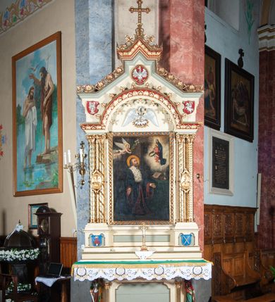 Zdjęcie nr 2: Ołtarz architektoniczny, jednokondygnacyjny, jednoosiowy, w formie aediculi, na cokole. Mensa w formie prostopadłościanu ujętego w dwie grube kolumny o kapitelach roślinnych, stojących na cokołach, z profilowaną płyciną w polu. W czterech rogach figury czterech cnót kardynalnych: Wstrzemięźliwości, Męstwa, Sprawiedliwości i niezidentyfikowanej postaci kobiecej z mieczem i czarą ognia (Roztropność?). Pole środkowe nastawy flankowane jest dwiema parami kolumn na cokołach, o kapitelach kompozytowych, które podtrzymują łuk nadwieszony. Ołtarz wieńczy gzyms o fantazyjnym zarysie, zbliżonym do trójkąta, który w partii środkowej wyłamuje się, przybierając kształt prostokąta zwieńczonego trójkątnie. W partii  cokołów kolumn kartusze z herbami Krakowa i Uniwersytetu Krakowskiego. Trzony wewnętrznej pary kolumn dekorowane spiralną opaską o motywach geometrycznych, zewnętrznej zaś indywidualną dekoracją geometryczną. Obie pary kolumn ujęte cęgami z medalionami z wizerunkami Kazimierza Jagiellończyka i Klemensa VIII. Medaliony dekorowane perełkowaniem i ornamentem roślinnym. Archiwolta łuku ozdobiona ornamentem z motywem palmety i maswerkiem. W polu środkowym obraz św. Jana Kantego w ramie z dekoracją geometryczną. W tympanonie płaskorzeźba z przedstawieniem pelikana karmiącego pisklęta w gnieździe. W partii pomiędzy arkadą a gzymsem wieńczącym trzy kartusze z herbami Polski (Orzeł Biały), Litwy (Pogoń) i Rusi (Michał Archanioł).
Gzyms wieńczący dekorowany ornamentem roślinnym z motywem palmety, liści, perełkowania oraz lilii heraldycznej. Całość zwieńczona krzyżem. 
