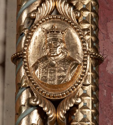 Zdjęcie nr 14: Ołtarz architektoniczny, jednokondygnacyjny, jednoosiowy, w formie aediculi, na cokole. Mensa w formie prostopadłościanu ujętego w dwie grube kolumny o kapitelach roślinnych, stojących na cokołach, z profilowaną płyciną w polu. W czterech rogach figury czterech cnót kardynalnych: Wstrzemięźliwości, Męstwa, Sprawiedliwości i niezidentyfikowanej postaci kobiecej z mieczem i czarą ognia (Roztropność?). Pole środkowe nastawy flankowane jest dwiema parami kolumn na cokołach, o kapitelach kompozytowych, które podtrzymują łuk nadwieszony. Ołtarz wieńczy gzyms o fantazyjnym zarysie, zbliżonym do trójkąta, który w partii środkowej wyłamuje się, przybierając kształt prostokąta zwieńczonego trójkątnie. W partii  cokołów kolumn kartusze z herbami Krakowa i Uniwersytetu Krakowskiego. Trzony wewnętrznej pary kolumn dekorowane spiralną opaską o motywach geometrycznych, zewnętrznej zaś indywidualną dekoracją geometryczną. Obie pary kolumn ujęte cęgami z medalionami z wizerunkami Kazimierza Jagiellończyka i Klemensa VIII. Medaliony dekorowane perełkowaniem i ornamentem roślinnym. Archiwolta łuku ozdobiona ornamentem z motywem palmety i maswerkiem. W polu środkowym obraz św. Jana Kantego w ramie z dekoracją geometryczną. W tympanonie płaskorzeźba z przedstawieniem pelikana karmiącego pisklęta w gnieździe. W partii pomiędzy arkadą a gzymsem wieńczącym trzy kartusze z herbami Polski (Orzeł Biały), Litwy (Pogoń) i Rusi (Michał Archanioł).
Gzyms wieńczący dekorowany ornamentem roślinnym z motywem palmety, liści, perełkowania oraz lilii heraldycznej. Całość zwieńczona krzyżem. 
