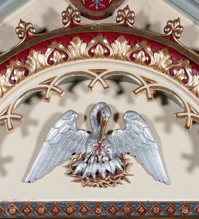 Zdjęcie nr 6: Ołtarz architektoniczny, jednokondygnacyjny, jednoosiowy, w formie aediculi, na cokole. Mensa w formie prostopadłościanu ujętego w dwie grube kolumny o kapitelach roślinnych, stojących na cokołach, z profilowaną płyciną w polu. W czterech rogach figury czterech cnót kardynalnych: Wstrzemięźliwości, Męstwa, Sprawiedliwości i niezidentyfikowanej postaci kobiecej z mieczem i czarą ognia (Roztropność?). Pole środkowe nastawy flankowane jest dwiema parami kolumn na cokołach, o kapitelach kompozytowych, które podtrzymują łuk nadwieszony. Ołtarz wieńczy gzyms o fantazyjnym zarysie, zbliżonym do trójkąta, który w partii środkowej wyłamuje się, przybierając kształt prostokąta zwieńczonego trójkątnie. W partii  cokołów kolumn kartusze z herbami Krakowa i Uniwersytetu Krakowskiego. Trzony wewnętrznej pary kolumn dekorowane spiralną opaską o motywach geometrycznych, zewnętrznej zaś indywidualną dekoracją geometryczną. Obie pary kolumn ujęte cęgami z medalionami z wizerunkami Kazimierza Jagiellończyka i Klemensa VIII. Medaliony dekorowane perełkowaniem i ornamentem roślinnym. Archiwolta łuku ozdobiona ornamentem z motywem palmety i maswerkiem. W polu środkowym obraz św. Jana Kantego w ramie z dekoracją geometryczną. W tympanonie płaskorzeźba z przedstawieniem pelikana karmiącego pisklęta w gnieździe. W partii pomiędzy arkadą a gzymsem wieńczącym trzy kartusze z herbami Polski (Orzeł Biały), Litwy (Pogoń) i Rusi (Michał Archanioł).
Gzyms wieńczący dekorowany ornamentem roślinnym z motywem palmety, liści, perełkowania oraz lilii heraldycznej. Całość zwieńczona krzyżem. 
