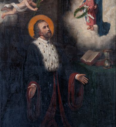 Zdjęcie nr 17: Ołtarz architektoniczny, jednokondygnacyjny, jednoosiowy, w formie aediculi, na cokole. Mensa w formie prostopadłościanu ujętego w dwie grube kolumny o kapitelach roślinnych, stojących na cokołach, z profilowaną płyciną w polu. W czterech rogach figury czterech cnót kardynalnych: Wstrzemięźliwości, Męstwa, Sprawiedliwości i niezidentyfikowanej postaci kobiecej z mieczem i czarą ognia (Roztropność?). Pole środkowe nastawy flankowane jest dwiema parami kolumn na cokołach, o kapitelach kompozytowych, które podtrzymują łuk nadwieszony. Ołtarz wieńczy gzyms o fantazyjnym zarysie, zbliżonym do trójkąta, który w partii środkowej wyłamuje się, przybierając kształt prostokąta zwieńczonego trójkątnie. W partii  cokołów kolumn kartusze z herbami Krakowa i Uniwersytetu Krakowskiego. Trzony wewnętrznej pary kolumn dekorowane spiralną opaską o motywach geometrycznych, zewnętrznej zaś indywidualną dekoracją geometryczną. Obie pary kolumn ujęte cęgami z medalionami z wizerunkami Kazimierza Jagiellończyka i Klemensa VIII. Medaliony dekorowane perełkowaniem i ornamentem roślinnym. Archiwolta łuku ozdobiona ornamentem z motywem palmety i maswerkiem. W polu środkowym obraz św. Jana Kantego w ramie z dekoracją geometryczną. W tympanonie płaskorzeźba z przedstawieniem pelikana karmiącego pisklęta w gnieździe. W partii pomiędzy arkadą a gzymsem wieńczącym trzy kartusze z herbami Polski (Orzeł Biały), Litwy (Pogoń) i Rusi (Michał Archanioł).
Gzyms wieńczący dekorowany ornamentem roślinnym z motywem palmety, liści, perełkowania oraz lilii heraldycznej. Całość zwieńczona krzyżem. 
