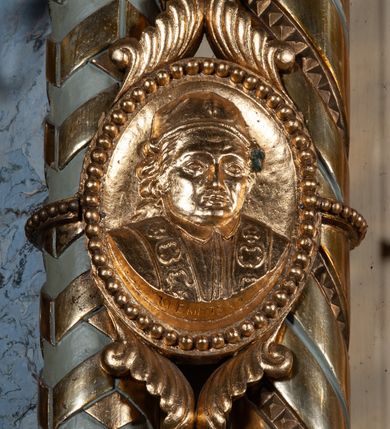 Zdjęcie nr 15: Ołtarz architektoniczny, jednokondygnacyjny, jednoosiowy, w formie aediculi, na cokole. Mensa w formie prostopadłościanu ujętego w dwie grube kolumny o kapitelach roślinnych, stojących na cokołach, z profilowaną płyciną w polu. W czterech rogach figury czterech cnót kardynalnych: Wstrzemięźliwości, Męstwa, Sprawiedliwości i niezidentyfikowanej postaci kobiecej z mieczem i czarą ognia (Roztropność?). Pole środkowe nastawy flankowane jest dwiema parami kolumn na cokołach, o kapitelach kompozytowych, które podtrzymują łuk nadwieszony. Ołtarz wieńczy gzyms o fantazyjnym zarysie, zbliżonym do trójkąta, który w partii środkowej wyłamuje się, przybierając kształt prostokąta zwieńczonego trójkątnie. W partii  cokołów kolumn kartusze z herbami Krakowa i Uniwersytetu Krakowskiego. Trzony wewnętrznej pary kolumn dekorowane spiralną opaską o motywach geometrycznych, zewnętrznej zaś indywidualną dekoracją geometryczną. Obie pary kolumn ujęte cęgami z medalionami z wizerunkami Kazimierza Jagiellończyka i Klemensa VIII. Medaliony dekorowane perełkowaniem i ornamentem roślinnym. Archiwolta łuku ozdobiona ornamentem z motywem palmety i maswerkiem. W polu środkowym obraz św. Jana Kantego w ramie z dekoracją geometryczną. W tympanonie płaskorzeźba z przedstawieniem pelikana karmiącego pisklęta w gnieździe. W partii pomiędzy arkadą a gzymsem wieńczącym trzy kartusze z herbami Polski (Orzeł Biały), Litwy (Pogoń) i Rusi (Michał Archanioł).
Gzyms wieńczący dekorowany ornamentem roślinnym z motywem palmety, liści, perełkowania oraz lilii heraldycznej. Całość zwieńczona krzyżem. 
