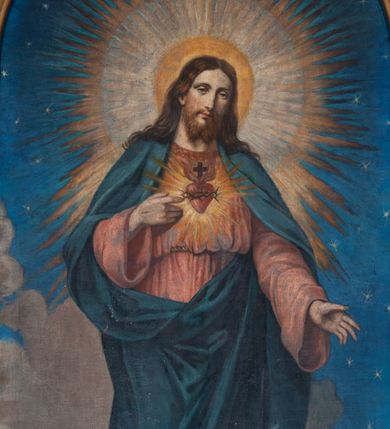 Zdjęcie nr 3: Obraz w kształcie stojącego prostokąta z przedstawieniem Najświętszego Serca Jezusa ujęty złotą, profilowaną ramą. W centrum kompozycji Chrystus ukazany w całej postaci. Prawą ręką wskazuje na gorejące, koronowane cierniem serce umieszczone na jego piersi, lewą ma opuszczoną, głowę przechyla na lewe ramię, patrzy na widza. Ma owalną twarz o smutnym wyrazie, brązowe oczy, wąski nos i niewielkie usta, na policzkach delikatny rumieniec. Długie, brązowe włosy spływają mu na ramiona i plecy, twarz okala rozdzielona w dwa pukle broda i wąsy. Wokół głowy szeroki, promienisty nimb w różnych odcieniach żółtego koloru. Chrystus jest ubrany w długą, jasnoczerwoną suknię przepasaną sznurem, a na nią ma zarzucony ciemnoniebieski płaszcz, który zakrywa nogi, ramiona i jest zaczepiony o pasek przy lewym biodrze. Zbawiciel stoi na i pośród chmur, w tle gwieździste niebo. Kolorystyka obrazu jasna, pastelowa.   
