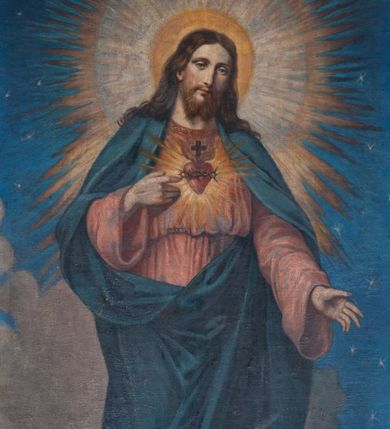 Zdjęcie nr 1: Obraz w kształcie stojącego prostokąta z przedstawieniem Najświętszego Serca Jezusa ujęty złotą, profilowaną ramą. W centrum kompozycji Chrystus ukazany w całej postaci. Prawą ręką wskazuje na gorejące, koronowane cierniem serce umieszczone na jego piersi, lewą ma opuszczoną, głowę przechyla na lewe ramię, patrzy na widza. Ma owalną twarz o smutnym wyrazie, brązowe oczy, wąski nos i niewielkie usta, na policzkach delikatny rumieniec. Długie, brązowe włosy spływają mu na ramiona i plecy, twarz okala rozdzielona w dwa pukle broda i wąsy. Wokół głowy szeroki, promienisty nimb w różnych odcieniach żółtego koloru. Chrystus jest ubrany w długą, jasnoczerwoną suknię przepasaną sznurem, a na nią ma zarzucony ciemnoniebieski płaszcz, który zakrywa nogi, ramiona i jest zaczepiony o pasek przy lewym biodrze. Zbawiciel stoi na i pośród chmur, w tle gwieździste niebo. Kolorystyka obrazu jasna, pastelowa.   
