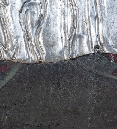 Zdjęcie nr 7: Obraz z wizerunkiem św. Mikołaja, ukazanego w całej postaci, frontalnie, w stroju przykrytym srebrną, miejscami złoconą  sukienką. Twarz okolona siwą brodą, nos prosty, oczy ciemne otwarte. Święty jest ubrany w srebrną albę, dekorowaną pasem złotej koronki, stułę i kapę z szerokimi złotymi brzegami, którą ma spiętą pod szyją. Na głowie ma infułę, na dłoniach długie rękawiczki, na stopach buty; rękawiczki i buty są zdobione czerwonymi krzyżami. W prawej ręce trzyma pastorał, a lewą przytrzymuje zamkniętą, złotą księgę z trzema złotymi kulami leżącymi na oprawie. Przy lewej krawędzi płótna, na dole postać tego samego świętego ponad cembrzykiem, w którym stoi trzech nagich młodzieńców.  Tło jednolite, ciemne. Obraz ujęty cienką, profilowaną, złoconą ramą. 