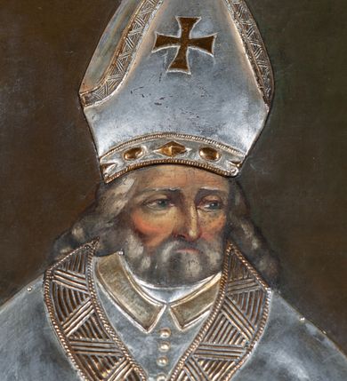 Zdjęcie nr 16: Ołtarz architektoniczny, jednokondygnacyjny, jednoosiowy, w formie aediculi, na podwójnym cokole oddzielonym linią gzymsu. Antepedium w formie leżącego prostokąta z trzema arkadami podtrzymywanymi przez kolumny toskańskie. Całość ujęta w dwie grube kolumny o kapitelach kompozytowych, stojące na cokołach. W narożach figury czterech istot apokaliptycznych: lwa, orła, anioła i wołu.  Pole środkowe nastawy flankowane jest dwiema parami kolumn na cokołach, o kapitelach kompozytowych. Wewnętrzna para kolumn została wysunięta nieco przed lico ołtarza i podtrzymuje półokrągłą arkadę. Całość zwieńczona gzymsem w formie łuku nadwieszonego, który w partii środkowej wyłamuje się, przybierając kształt prostokąta zwieńczonego trójkątnie. Cokoły dekorowane płycinami z ornamentem roślinnym, geometryczno-roślinnym i rozetami. Trzony kolumn kanelowane spiralnie, w połowie ujęte opaską, dekorowane guzami. Archiwolta arkady profilowana, ozdobiona maswerkiem. W polu środkowym obraz św. Mikołaja w profilowanej ramie z elementami geometrycznymi i liśćmi. W polu tympanonu płaskorzeźba z insygniami papieskimi – infułą, pastorałem, krzyżem patriarszym i kluczami. Powierzchnia ponad arkadą dekorowana kratką regencyjną z rozetami. Gzyms wieńczący ozdobiony rozetami i liśćmi oraz ażurowym akantem. Całość zwieńczona krzyżem. 
Struktura polichromowana na kolor kremowy, płyciny niebieskie i ciemnoczerwone, detale i ornamenty złocone i srebrzone. 
