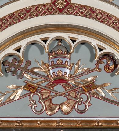 Zdjęcie nr 12: Ołtarz architektoniczny, jednokondygnacyjny, jednoosiowy, w formie aediculi, na podwójnym cokole oddzielonym linią gzymsu. Antepedium w formie leżącego prostokąta z trzema arkadami podtrzymywanymi przez kolumny toskańskie. Całość ujęta w dwie grube kolumny o kapitelach kompozytowych, stojące na cokołach. W narożach figury czterech istot apokaliptycznych: lwa, orła, anioła i wołu.  Pole środkowe nastawy flankowane jest dwiema parami kolumn na cokołach, o kapitelach kompozytowych. Wewnętrzna para kolumn została wysunięta nieco przed lico ołtarza i podtrzymuje półokrągłą arkadę. Całość zwieńczona gzymsem w formie łuku nadwieszonego, który w partii środkowej wyłamuje się, przybierając kształt prostokąta zwieńczonego trójkątnie. Cokoły dekorowane płycinami z ornamentem roślinnym, geometryczno-roślinnym i rozetami. Trzony kolumn kanelowane spiralnie, w połowie ujęte opaską, dekorowane guzami. Archiwolta arkady profilowana, ozdobiona maswerkiem. W polu środkowym obraz św. Mikołaja w profilowanej ramie z elementami geometrycznymi i liśćmi. W polu tympanonu płaskorzeźba z insygniami papieskimi – infułą, pastorałem, krzyżem patriarszym i kluczami. Powierzchnia ponad arkadą dekorowana kratką regencyjną z rozetami. Gzyms wieńczący ozdobiony rozetami i liśćmi oraz ażurowym akantem. Całość zwieńczona krzyżem. 
Struktura polichromowana na kolor kremowy, płyciny niebieskie i ciemnoczerwone, detale i ornamenty złocone i srebrzone. 
