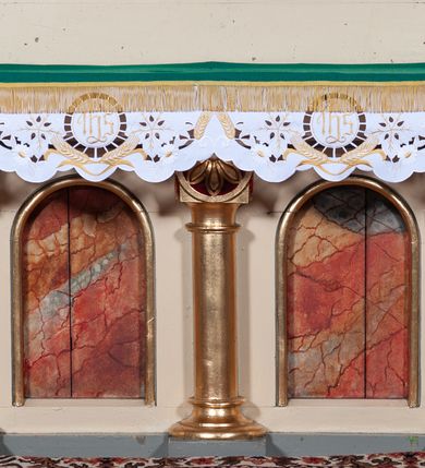 Zdjęcie nr 5: Nastawa ołtarzowa jednokondygnacyjna ze zwieńczeniem, trójosiowa, na cokole. Mensa prostopadłościenna, antepedium podzielone na cztery pola, wydzielone pięcioma kolumienkami, między nimi płyciny w kształcie stojących prostokątów zakończonych łukami półokrągłymi. Na mensie tron wystawienia w formie niszy ujęty parą smukłych kolumienek podtrzymujących szerokie belkowanie; w niszy krucyfiks. Cokół nastawy dekorowany prostokątami z imitacją marmoryzacji. Pierwsza kondygnacja utworzona z trzech arkad wydzielonych kolumnami, oś środkowa wyższa i szersza od bocznych. W polu środkowym figura Matki Boskiej Różańcowej w archiwolcie ujętej kolumienkami, w bocznych figury św. Dominika z lewej i św. Katarzyny Sieneńskiej z prawej strony. Poniżej cokołów postaci plakiety ornamentalne. Kolumny na zdwojonych cokołach, tak jak belkowanie powyżej wyłamane na ich osiach. Cokoły w dekorowane płycinami. Kondygnacja zamknięta belkowaniem przechodzącym w arkadę ponad polem centralnym, archiwolty dekorowane ornamentem roślinnym i geometrycznym. Zwieńczenie w formie leżącego prostokąta, tworzącego wysunięty szczyt, ponad którym krzyż łaciński na cokole ujętym spływami. Pola wypełniają rozety. 
Struktura polichromowana w kolorze kremowym; nisze niebieskie, płyciny i profilowania w kolorze czerwonym oraz szarym, elementy dekoracyjne złocone.
