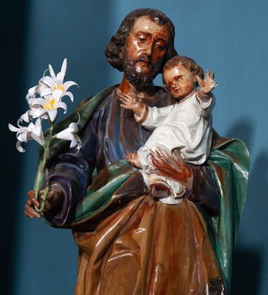 Zdjęcie nr 14: Ołtarz architektoniczny, jednokondygnacyjny, trójosiowy ze zwieńczeniem i bramkami, ustawiony na cokole. Mensa marmurowa z portatylem. Antepedium w formie wydłużonego, leżącego prostokąta. Ujęte w profilowaną ramę, podzielone na trzy części. Partia środkowa kwadratowa, w niej medalion z płaskorzeźbionym przedstawieniem gorejącego serca na tle skrzyżowanego krzyża i kotwicy. W partiach bocznych płaskorzeźbiony motyw maswerku. Na mensie prostopadłościenne tabernakulum z drzwiczkami dekorowanymi motywem silnie stylizowanych winnych gron, ustawione na cokole przerywanym trzema plakietami roślinnymi. Tabernakulum z dwóch stron podtrzymują stylizowane anioły. Pole środkowe nastawy ołtarza w formie uskokowego portalu zamkniętego półokrągłym łukiem z tympanonem. Dwie wewnętrzne archiwolty podtrzymywane przez półkolumny z kapitelami kompozytowymi, zewnętrzna przez pilastry. Portal flankują dwie nisze, zwieńczone łukiem nadwieszonym. Pierwszą kondygnację zamyka pas fryzu. W polu zwieńczenia ponad łukiem portalu rozchodzi się stopniowo pięć par kolumn o kostkowych kapitelach, które w partii wieńczącej podtrzymują profilowany łuk nadwieszony. Zwieńczenie zamknięte trójkątną linią belkowania, z pasem stopniowo spływających wolut, zakończone krzyżem. Cokół dekorowany płycinami z perełkowaniem, zakończony gzymsem z motywem wolich oczu. Poszczególne elementy niszy dekorowane różnorodnym ornamentem o charakterze geometryczno-roślinnym. W polu środkowym obraz Matki Boskiej z Dzieciątkiem w srebrnej sukience (Matki Boskiej Lisieckiej). W tympanonie płaskorzeźbione przedstawienie imienia Boga ujętego w trójkąt w glorii promienistej, w otoczeniu putt pośród obłoków. Nisze flankujące portal zwieńczone są płaskorzeźbionymi przedstawieniami centralnych świątyń kopułowych. W niszach płaskorzeźby św. Piotra po lewej i św. Pawła po prawej stronie. Fryz zamykający kondygnację z motywem palmet, w miejscu przecięcia z opaską portalu – uskrzydlone główki anielskie. W partii zwieńczenia, w przestrzeniach ponad kolumnami rozety. Ostatnia para kolumn ujęta w pionowe pasy imitujące zwinięty sznur. Łuk nadwieszony dekorowany ornamentem roślinnym. Cały ołtarz ujęty w pasy z dekoracją roślinną i motywem sznura. Wieńczące belkowanie z dekoracją geometryczną i rozetami, ujęte w woluty z mięsistego akantu. Podstawę dla krzyża tworzy akant z motywem palmety i perełkowania. Ołtarz flankują dwie bramki, na których stoją figury św. Michała Archanioła po lewej i św. Józefa po prawej stronie. 
Struktura w kolorze naturalnego kamienia – kremowa, profile w odcieniach niebieskiego, detale i ornamenty złocone. 
