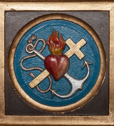 Zdjęcie nr 16: Ołtarz architektoniczny, jednokondygnacyjny, trójosiowy ze zwieńczeniem i bramkami, ustawiony na cokole. Mensa marmurowa z portatylem. Antepedium w formie wydłużonego, leżącego prostokąta. Ujęte w profilowaną ramę, podzielone na trzy części. Partia środkowa kwadratowa, w niej medalion z płaskorzeźbionym przedstawieniem gorejącego serca na tle skrzyżowanego krzyża i kotwicy. W partiach bocznych płaskorzeźbiony motyw maswerku. Na mensie prostopadłościenne tabernakulum z drzwiczkami dekorowanymi motywem silnie stylizowanych winnych gron, ustawione na cokole przerywanym trzema plakietami roślinnymi. Tabernakulum z dwóch stron podtrzymują stylizowane anioły. Pole środkowe nastawy ołtarza w formie uskokowego portalu zamkniętego półokrągłym łukiem z tympanonem. Dwie wewnętrzne archiwolty podtrzymywane przez półkolumny z kapitelami kompozytowymi, zewnętrzna przez pilastry. Portal flankują dwie nisze, zwieńczone łukiem nadwieszonym. Pierwszą kondygnację zamyka pas fryzu. W polu zwieńczenia ponad łukiem portalu rozchodzi się stopniowo pięć par kolumn o kostkowych kapitelach, które w partii wieńczącej podtrzymują profilowany łuk nadwieszony. Zwieńczenie zamknięte trójkątną linią belkowania, z pasem stopniowo spływających wolut, zakończone krzyżem. Cokół dekorowany płycinami z perełkowaniem, zakończony gzymsem z motywem wolich oczu. Poszczególne elementy niszy dekorowane różnorodnym ornamentem o charakterze geometryczno-roślinnym. W polu środkowym obraz Matki Boskiej z Dzieciątkiem w srebrnej sukience (Matki Boskiej Lisieckiej). W tympanonie płaskorzeźbione przedstawienie imienia Boga ujętego w trójkąt w glorii promienistej, w otoczeniu putt pośród obłoków. Nisze flankujące portal zwieńczone są płaskorzeźbionymi przedstawieniami centralnych świątyń kopułowych. W niszach płaskorzeźby św. Piotra po lewej i św. Pawła po prawej stronie. Fryz zamykający kondygnację z motywem palmet, w miejscu przecięcia z opaską portalu – uskrzydlone główki anielskie. W partii zwieńczenia, w przestrzeniach ponad kolumnami rozety. Ostatnia para kolumn ujęta w pionowe pasy imitujące zwinięty sznur. Łuk nadwieszony dekorowany ornamentem roślinnym. Cały ołtarz ujęty w pasy z dekoracją roślinną i motywem sznura. Wieńczące belkowanie z dekoracją geometryczną i rozetami, ujęte w woluty z mięsistego akantu. Podstawę dla krzyża tworzy akant z motywem palmety i perełkowania. Ołtarz flankują dwie bramki, na których stoją figury św. Michała Archanioła po lewej i św. Józefa po prawej stronie. 
Struktura w kolorze naturalnego kamienia – kremowa, profile w odcieniach niebieskiego, detale i ornamenty złocone. 
