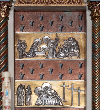 Zdjęcie nr 5: Ołtarz architektoniczny, jednokondygnacyjny, trójosiowy ze zwieńczeniem i bramkami, ustawiony na cokole. Mensa marmurowa z portatylem. Antepedium w formie wydłużonego, leżącego prostokąta. Ujęte w profilowaną ramę, podzielone na trzy części. Partia środkowa kwadratowa, w niej medalion z płaskorzeźbionym przedstawieniem gorejącego serca na tle skrzyżowanego krzyża i kotwicy. W partiach bocznych płaskorzeźbiony motyw maswerku. Na mensie prostopadłościenne tabernakulum z drzwiczkami dekorowanymi motywem silnie stylizowanych winnych gron, ustawione na cokole przerywanym trzema plakietami roślinnymi. Tabernakulum z dwóch stron podtrzymują stylizowane anioły. Pole środkowe nastawy ołtarza w formie uskokowego portalu zamkniętego półokrągłym łukiem z tympanonem. Dwie wewnętrzne archiwolty podtrzymywane przez półkolumny z kapitelami kompozytowymi, zewnętrzna przez pilastry. Portal flankują dwie nisze, zwieńczone łukiem nadwieszonym. Pierwszą kondygnację zamyka pas fryzu. W polu zwieńczenia ponad łukiem portalu rozchodzi się stopniowo pięć par kolumn o kostkowych kapitelach, które w partii wieńczącej podtrzymują profilowany łuk nadwieszony. Zwieńczenie zamknięte trójkątną linią belkowania, z pasem stopniowo spływających wolut, zakończone krzyżem. Cokół dekorowany płycinami z perełkowaniem, zakończony gzymsem z motywem wolich oczu. Poszczególne elementy niszy dekorowane różnorodnym ornamentem o charakterze geometryczno-roślinnym. W polu środkowym obraz Matki Boskiej z Dzieciątkiem w srebrnej sukience (Matki Boskiej Lisieckiej). W tympanonie płaskorzeźbione przedstawienie imienia Boga ujętego w trójkąt w glorii promienistej, w otoczeniu putt pośród obłoków. Nisze flankujące portal zwieńczone są płaskorzeźbionymi przedstawieniami centralnych świątyń kopułowych. W niszach płaskorzeźby św. Piotra po lewej i św. Pawła po prawej stronie. Fryz zamykający kondygnację z motywem palmet, w miejscu przecięcia z opaską portalu – uskrzydlone główki anielskie. W partii zwieńczenia, w przestrzeniach ponad kolumnami rozety. Ostatnia para kolumn ujęta w pionowe pasy imitujące zwinięty sznur. Łuk nadwieszony dekorowany ornamentem roślinnym. Cały ołtarz ujęty w pasy z dekoracją roślinną i motywem sznura. Wieńczące belkowanie z dekoracją geometryczną i rozetami, ujęte w woluty z mięsistego akantu. Podstawę dla krzyża tworzy akant z motywem palmety i perełkowania. Ołtarz flankują dwie bramki, na których stoją figury św. Michała Archanioła po lewej i św. Józefa po prawej stronie. 
Struktura w kolorze naturalnego kamienia – kremowa, profile w odcieniach niebieskiego, detale i ornamenty złocone. 
