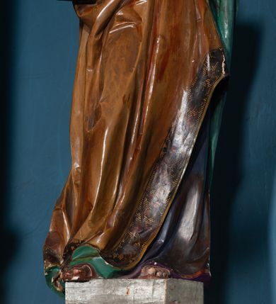 Zdjęcie nr 15: Ołtarz architektoniczny, jednokondygnacyjny, trójosiowy ze zwieńczeniem i bramkami, ustawiony na cokole. Mensa marmurowa z portatylem. Antepedium w formie wydłużonego, leżącego prostokąta. Ujęte w profilowaną ramę, podzielone na trzy części. Partia środkowa kwadratowa, w niej medalion z płaskorzeźbionym przedstawieniem gorejącego serca na tle skrzyżowanego krzyża i kotwicy. W partiach bocznych płaskorzeźbiony motyw maswerku. Na mensie prostopadłościenne tabernakulum z drzwiczkami dekorowanymi motywem silnie stylizowanych winnych gron, ustawione na cokole przerywanym trzema plakietami roślinnymi. Tabernakulum z dwóch stron podtrzymują stylizowane anioły. Pole środkowe nastawy ołtarza w formie uskokowego portalu zamkniętego półokrągłym łukiem z tympanonem. Dwie wewnętrzne archiwolty podtrzymywane przez półkolumny z kapitelami kompozytowymi, zewnętrzna przez pilastry. Portal flankują dwie nisze, zwieńczone łukiem nadwieszonym. Pierwszą kondygnację zamyka pas fryzu. W polu zwieńczenia ponad łukiem portalu rozchodzi się stopniowo pięć par kolumn o kostkowych kapitelach, które w partii wieńczącej podtrzymują profilowany łuk nadwieszony. Zwieńczenie zamknięte trójkątną linią belkowania, z pasem stopniowo spływających wolut, zakończone krzyżem. Cokół dekorowany płycinami z perełkowaniem, zakończony gzymsem z motywem wolich oczu. Poszczególne elementy niszy dekorowane różnorodnym ornamentem o charakterze geometryczno-roślinnym. W polu środkowym obraz Matki Boskiej z Dzieciątkiem w srebrnej sukience (Matki Boskiej Lisieckiej). W tympanonie płaskorzeźbione przedstawienie imienia Boga ujętego w trójkąt w glorii promienistej, w otoczeniu putt pośród obłoków. Nisze flankujące portal zwieńczone są płaskorzeźbionymi przedstawieniami centralnych świątyń kopułowych. W niszach płaskorzeźby św. Piotra po lewej i św. Pawła po prawej stronie. Fryz zamykający kondygnację z motywem palmet, w miejscu przecięcia z opaską portalu – uskrzydlone główki anielskie. W partii zwieńczenia, w przestrzeniach ponad kolumnami rozety. Ostatnia para kolumn ujęta w pionowe pasy imitujące zwinięty sznur. Łuk nadwieszony dekorowany ornamentem roślinnym. Cały ołtarz ujęty w pasy z dekoracją roślinną i motywem sznura. Wieńczące belkowanie z dekoracją geometryczną i rozetami, ujęte w woluty z mięsistego akantu. Podstawę dla krzyża tworzy akant z motywem palmety i perełkowania. Ołtarz flankują dwie bramki, na których stoją figury św. Michała Archanioła po lewej i św. Józefa po prawej stronie. 
Struktura w kolorze naturalnego kamienia – kremowa, profile w odcieniach niebieskiego, detale i ornamenty złocone. 
