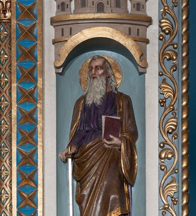 Zdjęcie nr 7: Ołtarz architektoniczny, jednokondygnacyjny, trójosiowy ze zwieńczeniem i bramkami, ustawiony na cokole. Mensa marmurowa z portatylem. Antepedium w formie wydłużonego, leżącego prostokąta. Ujęte w profilowaną ramę, podzielone na trzy części. Partia środkowa kwadratowa, w niej medalion z płaskorzeźbionym przedstawieniem gorejącego serca na tle skrzyżowanego krzyża i kotwicy. W partiach bocznych płaskorzeźbiony motyw maswerku. Na mensie prostopadłościenne tabernakulum z drzwiczkami dekorowanymi motywem silnie stylizowanych winnych gron, ustawione na cokole przerywanym trzema plakietami roślinnymi. Tabernakulum z dwóch stron podtrzymują stylizowane anioły. Pole środkowe nastawy ołtarza w formie uskokowego portalu zamkniętego półokrągłym łukiem z tympanonem. Dwie wewnętrzne archiwolty podtrzymywane przez półkolumny z kapitelami kompozytowymi, zewnętrzna przez pilastry. Portal flankują dwie nisze, zwieńczone łukiem nadwieszonym. Pierwszą kondygnację zamyka pas fryzu. W polu zwieńczenia ponad łukiem portalu rozchodzi się stopniowo pięć par kolumn o kostkowych kapitelach, które w partii wieńczącej podtrzymują profilowany łuk nadwieszony. Zwieńczenie zamknięte trójkątną linią belkowania, z pasem stopniowo spływających wolut, zakończone krzyżem. Cokół dekorowany płycinami z perełkowaniem, zakończony gzymsem z motywem wolich oczu. Poszczególne elementy niszy dekorowane różnorodnym ornamentem o charakterze geometryczno-roślinnym. W polu środkowym obraz Matki Boskiej z Dzieciątkiem w srebrnej sukience (Matki Boskiej Lisieckiej). W tympanonie płaskorzeźbione przedstawienie imienia Boga ujętego w trójkąt w glorii promienistej, w otoczeniu putt pośród obłoków. Nisze flankujące portal zwieńczone są płaskorzeźbionymi przedstawieniami centralnych świątyń kopułowych. W niszach płaskorzeźby św. Piotra po lewej i św. Pawła po prawej stronie. Fryz zamykający kondygnację z motywem palmet, w miejscu przecięcia z opaską portalu – uskrzydlone główki anielskie. W partii zwieńczenia, w przestrzeniach ponad kolumnami rozety. Ostatnia para kolumn ujęta w pionowe pasy imitujące zwinięty sznur. Łuk nadwieszony dekorowany ornamentem roślinnym. Cały ołtarz ujęty w pasy z dekoracją roślinną i motywem sznura. Wieńczące belkowanie z dekoracją geometryczną i rozetami, ujęte w woluty z mięsistego akantu. Podstawę dla krzyża tworzy akant z motywem palmety i perełkowania. Ołtarz flankują dwie bramki, na których stoją figury św. Michała Archanioła po lewej i św. Józefa po prawej stronie. 
Struktura w kolorze naturalnego kamienia – kremowa, profile w odcieniach niebieskiego, detale i ornamenty złocone. 
