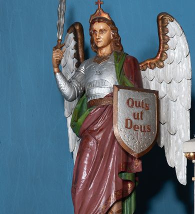 Zdjęcie nr 10: Ołtarz architektoniczny, jednokondygnacyjny, trójosiowy ze zwieńczeniem i bramkami, ustawiony na cokole. Mensa marmurowa z portatylem. Antepedium w formie wydłużonego, leżącego prostokąta. Ujęte w profilowaną ramę, podzielone na trzy części. Partia środkowa kwadratowa, w niej medalion z płaskorzeźbionym przedstawieniem gorejącego serca na tle skrzyżowanego krzyża i kotwicy. W partiach bocznych płaskorzeźbiony motyw maswerku. Na mensie prostopadłościenne tabernakulum z drzwiczkami dekorowanymi motywem silnie stylizowanych winnych gron, ustawione na cokole przerywanym trzema plakietami roślinnymi. Tabernakulum z dwóch stron podtrzymują stylizowane anioły. Pole środkowe nastawy ołtarza w formie uskokowego portalu zamkniętego półokrągłym łukiem z tympanonem. Dwie wewnętrzne archiwolty podtrzymywane przez półkolumny z kapitelami kompozytowymi, zewnętrzna przez pilastry. Portal flankują dwie nisze, zwieńczone łukiem nadwieszonym. Pierwszą kondygnację zamyka pas fryzu. W polu zwieńczenia ponad łukiem portalu rozchodzi się stopniowo pięć par kolumn o kostkowych kapitelach, które w partii wieńczącej podtrzymują profilowany łuk nadwieszony. Zwieńczenie zamknięte trójkątną linią belkowania, z pasem stopniowo spływających wolut, zakończone krzyżem. Cokół dekorowany płycinami z perełkowaniem, zakończony gzymsem z motywem wolich oczu. Poszczególne elementy niszy dekorowane różnorodnym ornamentem o charakterze geometryczno-roślinnym. W polu środkowym obraz Matki Boskiej z Dzieciątkiem w srebrnej sukience (Matki Boskiej Lisieckiej). W tympanonie płaskorzeźbione przedstawienie imienia Boga ujętego w trójkąt w glorii promienistej, w otoczeniu putt pośród obłoków. Nisze flankujące portal zwieńczone są płaskorzeźbionymi przedstawieniami centralnych świątyń kopułowych. W niszach płaskorzeźby św. Piotra po lewej i św. Pawła po prawej stronie. Fryz zamykający kondygnację z motywem palmet, w miejscu przecięcia z opaską portalu – uskrzydlone główki anielskie. W partii zwieńczenia, w przestrzeniach ponad kolumnami rozety. Ostatnia para kolumn ujęta w pionowe pasy imitujące zwinięty sznur. Łuk nadwieszony dekorowany ornamentem roślinnym. Cały ołtarz ujęty w pasy z dekoracją roślinną i motywem sznura. Wieńczące belkowanie z dekoracją geometryczną i rozetami, ujęte w woluty z mięsistego akantu. Podstawę dla krzyża tworzy akant z motywem palmety i perełkowania. Ołtarz flankują dwie bramki, na których stoją figury św. Michała Archanioła po lewej i św. Józefa po prawej stronie. 
Struktura w kolorze naturalnego kamienia – kremowa, profile w odcieniach niebieskiego, detale i ornamenty złocone. 
