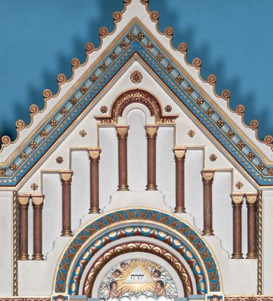 Zdjęcie nr 19: Ołtarz architektoniczny, jednokondygnacyjny, trójosiowy ze zwieńczeniem i bramkami, ustawiony na cokole. Mensa marmurowa z portatylem. Antepedium w formie wydłużonego, leżącego prostokąta. Ujęte w profilowaną ramę, podzielone na trzy części. Partia środkowa kwadratowa, w niej medalion z płaskorzeźbionym przedstawieniem gorejącego serca na tle skrzyżowanego krzyża i kotwicy. W partiach bocznych płaskorzeźbiony motyw maswerku. Na mensie prostopadłościenne tabernakulum z drzwiczkami dekorowanymi motywem silnie stylizowanych winnych gron, ustawione na cokole przerywanym trzema plakietami roślinnymi. Tabernakulum z dwóch stron podtrzymują stylizowane anioły. Pole środkowe nastawy ołtarza w formie uskokowego portalu zamkniętego półokrągłym łukiem z tympanonem. Dwie wewnętrzne archiwolty podtrzymywane przez półkolumny z kapitelami kompozytowymi, zewnętrzna przez pilastry. Portal flankują dwie nisze, zwieńczone łukiem nadwieszonym. Pierwszą kondygnację zamyka pas fryzu. W polu zwieńczenia ponad łukiem portalu rozchodzi się stopniowo pięć par kolumn o kostkowych kapitelach, które w partii wieńczącej podtrzymują profilowany łuk nadwieszony. Zwieńczenie zamknięte trójkątną linią belkowania, z pasem stopniowo spływających wolut, zakończone krzyżem. Cokół dekorowany płycinami z perełkowaniem, zakończony gzymsem z motywem wolich oczu. Poszczególne elementy niszy dekorowane różnorodnym ornamentem o charakterze geometryczno-roślinnym. W polu środkowym obraz Matki Boskiej z Dzieciątkiem w srebrnej sukience (Matki Boskiej Lisieckiej). W tympanonie płaskorzeźbione przedstawienie imienia Boga ujętego w trójkąt w glorii promienistej, w otoczeniu putt pośród obłoków. Nisze flankujące portal zwieńczone są płaskorzeźbionymi przedstawieniami centralnych świątyń kopułowych. W niszach płaskorzeźby św. Piotra po lewej i św. Pawła po prawej stronie. Fryz zamykający kondygnację z motywem palmet, w miejscu przecięcia z opaską portalu – uskrzydlone główki anielskie. W partii zwieńczenia, w przestrzeniach ponad kolumnami rozety. Ostatnia para kolumn ujęta w pionowe pasy imitujące zwinięty sznur. Łuk nadwieszony dekorowany ornamentem roślinnym. Cały ołtarz ujęty w pasy z dekoracją roślinną i motywem sznura. Wieńczące belkowanie z dekoracją geometryczną i rozetami, ujęte w woluty z mięsistego akantu. Podstawę dla krzyża tworzy akant z motywem palmety i perełkowania. Ołtarz flankują dwie bramki, na których stoją figury św. Michała Archanioła po lewej i św. Józefa po prawej stronie. 
Struktura w kolorze naturalnego kamienia – kremowa, profile w odcieniach niebieskiego, detale i ornamenty złocone. 
