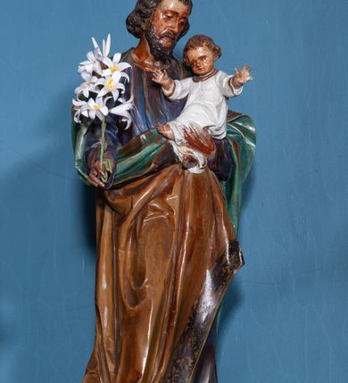 Zdjęcie nr 12: Ołtarz architektoniczny, jednokondygnacyjny, trójosiowy ze zwieńczeniem i bramkami, ustawiony na cokole. Mensa marmurowa z portatylem. Antepedium w formie wydłużonego, leżącego prostokąta. Ujęte w profilowaną ramę, podzielone na trzy części. Partia środkowa kwadratowa, w niej medalion z płaskorzeźbionym przedstawieniem gorejącego serca na tle skrzyżowanego krzyża i kotwicy. W partiach bocznych płaskorzeźbiony motyw maswerku. Na mensie prostopadłościenne tabernakulum z drzwiczkami dekorowanymi motywem silnie stylizowanych winnych gron, ustawione na cokole przerywanym trzema plakietami roślinnymi. Tabernakulum z dwóch stron podtrzymują stylizowane anioły. Pole środkowe nastawy ołtarza w formie uskokowego portalu zamkniętego półokrągłym łukiem z tympanonem. Dwie wewnętrzne archiwolty podtrzymywane przez półkolumny z kapitelami kompozytowymi, zewnętrzna przez pilastry. Portal flankują dwie nisze, zwieńczone łukiem nadwieszonym. Pierwszą kondygnację zamyka pas fryzu. W polu zwieńczenia ponad łukiem portalu rozchodzi się stopniowo pięć par kolumn o kostkowych kapitelach, które w partii wieńczącej podtrzymują profilowany łuk nadwieszony. Zwieńczenie zamknięte trójkątną linią belkowania, z pasem stopniowo spływających wolut, zakończone krzyżem. Cokół dekorowany płycinami z perełkowaniem, zakończony gzymsem z motywem wolich oczu. Poszczególne elementy niszy dekorowane różnorodnym ornamentem o charakterze geometryczno-roślinnym. W polu środkowym obraz Matki Boskiej z Dzieciątkiem w srebrnej sukience (Matki Boskiej Lisieckiej). W tympanonie płaskorzeźbione przedstawienie imienia Boga ujętego w trójkąt w glorii promienistej, w otoczeniu putt pośród obłoków. Nisze flankujące portal zwieńczone są płaskorzeźbionymi przedstawieniami centralnych świątyń kopułowych. W niszach płaskorzeźby św. Piotra po lewej i św. Pawła po prawej stronie. Fryz zamykający kondygnację z motywem palmet, w miejscu przecięcia z opaską portalu – uskrzydlone główki anielskie. W partii zwieńczenia, w przestrzeniach ponad kolumnami rozety. Ostatnia para kolumn ujęta w pionowe pasy imitujące zwinięty sznur. Łuk nadwieszony dekorowany ornamentem roślinnym. Cały ołtarz ujęty w pasy z dekoracją roślinną i motywem sznura. Wieńczące belkowanie z dekoracją geometryczną i rozetami, ujęte w woluty z mięsistego akantu. Podstawę dla krzyża tworzy akant z motywem palmety i perełkowania. Ołtarz flankują dwie bramki, na których stoją figury św. Michała Archanioła po lewej i św. Józefa po prawej stronie. 
Struktura w kolorze naturalnego kamienia – kremowa, profile w odcieniach niebieskiego, detale i ornamenty złocone. 
