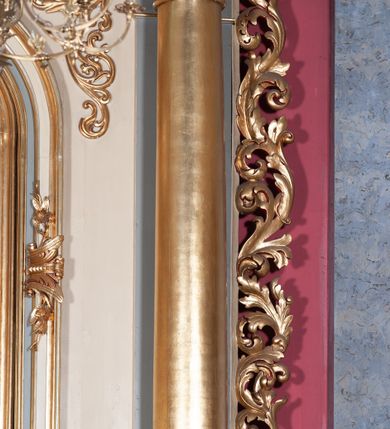 Zdjęcie nr 3: Ołtarz przyścienny, architektoniczny, jednoosiowy, jednokondygnacyjny, ze zwieńczeniem, na podwójnym cokole. Mensa w typie sarkofagowym; antepedium dekorowane monogramem IHS. Na mensie tabernakulum na rzucie zbliżonym do kwadratu, na profilowanej podstawie. Na licu drzwi w kształcie stojącego prostokąta zamkniętego łukiem półkolistym, ujęte kolumienkami, nad którymi gzyms i szczyt zamknięty łukiem nadwieszonym, wypełniony palmetą. Tabernakulum wieńczy krucyfiks. Oś środkowa nastawy flankowana parą kolumn o kapitelach kompozytowych, ustawionych przed licem ołtarza. Cokoły kolumn dekorowane płycinami z symetryczną dekoracją z wici. Podpory dźwigają pełne, wyłamane wielokrotnie belkowanie oraz odpowiadający ich ułożeniu wyłamany, trójkątny przyczółek. Na jego środku płaskorzeźba przedstawiająca gołębicę Ducha Świętego na tle obłoków i glorii. Między fryzem i gzumsem rząd kostkowania. W polu środkowym we wnęce w kształcie stojącego prostokąta zamkniętego łukiem półkolistym obraz Najświętszego Serca Jezusa w profilowanej ramie dekorowanej w kluczu i w połowie wysokości plakietami ornamentalnymi. W polach pod i nad obrazem wypełnienie z wici roślinnej, na fryzie belkowania kartusz z inskrypcją „SOLI DEO”. Kondygnację ujmują ażurowe uszaki utworzone z wici akantowej. Zwieńczenie w formie krzyża łacińskiego ustawionego na cokole ujętym wolutami. Struktura polichromowana na kremowo, fryzy i płyciny na szaro, detale, kolumny i ornamentyka złocone. 