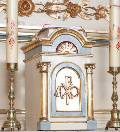 Zdjęcie nr 13: Ołtarz przyścienny, architektoniczny, jednoosiowy, jednokondygnacyjny, ze zwieńczeniem, na podwójnym cokole. Mensa w typie sarkofagowym; antepedium dekorowane monogramem IHS. Na mensie tabernakulum na rzucie zbliżonym do kwadratu, na profilowanej podstawie. Na licu drzwi w kształcie stojącego prostokąta zamkniętego łukiem półkolistym, ujęte kolumienkami, nad którymi gzyms i szczyt zamknięty łukiem nadwieszonym, wypełniony palmetą. Tabernakulum wieńczy krucyfiks. Oś środkowa nastawy flankowana parą kolumn o kapitelach kompozytowych, ustawionych przed licem ołtarza. Cokoły kolumn dekorowane płycinami z symetryczną dekoracją z wici. Podpory dźwigają pełne, wyłamane wielokrotnie belkowanie oraz odpowiadający ich ułożeniu wyłamany, trójkątny przyczółek. Na jego środku płaskorzeźba przedstawiająca gołębicę Ducha Świętego na tle obłoków i glorii. Między fryzem i gzumsem rząd kostkowania. W polu środkowym we wnęce w kształcie stojącego prostokąta zamkniętego łukiem półkolistym obraz Najświętszego Serca Jezusa w profilowanej ramie dekorowanej w kluczu i w połowie wysokości plakietami ornamentalnymi. W polach pod i nad obrazem wypełnienie z wici roślinnej, na fryzie belkowania kartusz z inskrypcją „SOLI DEO”. Kondygnację ujmują ażurowe uszaki utworzone z wici akantowej. Zwieńczenie w formie krzyża łacińskiego ustawionego na cokole ujętym wolutami. Struktura polichromowana na kremowo, fryzy i płyciny na szaro, detale, kolumny i ornamentyka złocone. 