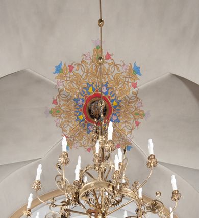 Zdjęcie nr 5: Ołtarz przyścienny, architektoniczny, jednoosiowy, jednokondygnacyjny, ze zwieńczeniem, na podwójnym cokole. Mensa w typie sarkofagowym; antepedium dekorowane monogramem IHS. Na mensie tabernakulum na rzucie zbliżonym do kwadratu, na profilowanej podstawie. Na licu drzwi w kształcie stojącego prostokąta zamkniętego łukiem półkolistym, ujęte kolumienkami, nad którymi gzyms i szczyt zamknięty łukiem nadwieszonym, wypełniony palmetą. Tabernakulum wieńczy krucyfiks. Oś środkowa nastawy flankowana parą kolumn o kapitelach kompozytowych, ustawionych przed licem ołtarza. Cokoły kolumn dekorowane płycinami z symetryczną dekoracją z wici. Podpory dźwigają pełne, wyłamane wielokrotnie belkowanie oraz odpowiadający ich ułożeniu wyłamany, trójkątny przyczółek. Na jego środku płaskorzeźba przedstawiająca gołębicę Ducha Świętego na tle obłoków i glorii. Między fryzem i gzumsem rząd kostkowania. W polu środkowym we wnęce w kształcie stojącego prostokąta zamkniętego łukiem półkolistym obraz Najświętszego Serca Jezusa w profilowanej ramie dekorowanej w kluczu i w połowie wysokości plakietami ornamentalnymi. W polach pod i nad obrazem wypełnienie z wici roślinnej, na fryzie belkowania kartusz z inskrypcją „SOLI DEO”. Kondygnację ujmują ażurowe uszaki utworzone z wici akantowej. Zwieńczenie w formie krzyża łacińskiego ustawionego na cokole ujętym wolutami. Struktura polichromowana na kremowo, fryzy i płyciny na szaro, detale, kolumny i ornamentyka złocone. 