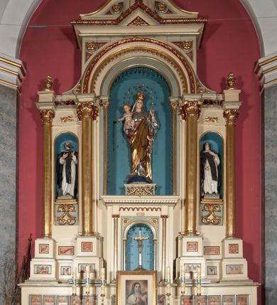 Zdjęcie nr 2: Rzeźba pełnoplastyczna, całopostaciowa, wydrążona od tyłu, na cokole.  Święty Dominik został ukazany frontalnie, w kontrapoście, z ciężarem na lewej nodze. W prawej ręce trzyma otwartą księgę, lewą unosi na wysokość torsu. Głowę ma uniesioną,  zwróconą w lewo, twarz pociągłą, okoloną krótką, brązową brodą i krótkimi, kręconymi włosami, czoło wysokie, wzrok skierowany ku górze. Święty jest ubrany w habit dominikański: białą tunikę przewiązaną czarnym pasem, czarny szkaplerz oraz długą czarną kapę i krótką pelerynkę. Przy prawej nodze świętego siedzi mały, brązowy pies, którzy szczerzy zęby. 
Polichromia w partiach ciała naturalistyczna.
