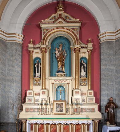 Zdjęcie nr 2: Rzeźba pełnoplastyczna, całopostaciowa, wydrążona od tyłu, na cokole.  Święta Katarzyna została ukazana frontalnie, z głową zwróconą w prawo. Prawą rękę ma opuszczoną, lewą składa na piersi w subtelnym geście. Święta ma owalną twarz o ostrych rysach, szeroko ptwarte oczy, wzrok uniesiony, wąskie brwi, prosty nos oraz wąskie, rozchylone usta. Jest ubrana w habit dominikański: białą tunikę przewiązaną czarnym pasem, czarny szkaplerz oraz długą czarną kapę i krótką pelerynkę, białą podwikę, na głowie ma welon i srebrną koronę cierniową. 
Polichromia w partiach ciała naturalistyczna.
