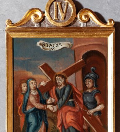 Zdjęcie nr 7: Czternaście malarskich stacji drogi krzyżowej tworzą obrazy w kształcie stojącego prostokąta ujętego profilowaną, złoconą ramą, zwieńczoną parą przeciwstawnie ustawionych wolut flankujących okrągły medalion z numerem stacji, zwieńczony krzyżem o trójlistnych zakończeniach ramion. Sceny narracyjne, wielofiguralne, przedstawiane na tle architektonicznym lub pejzażowym. W górze każdego płótna  banderola z numerem i nazwą stacji. Kolorystyka intensywna, o szerokiej gamie barwnej.