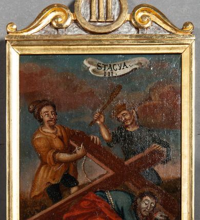 Zdjęcie nr 6: Czternaście malarskich stacji drogi krzyżowej tworzą obrazy w kształcie stojącego prostokąta ujętego profilowaną, złoconą ramą, zwieńczoną parą przeciwstawnie ustawionych wolut flankujących okrągły medalion z numerem stacji, zwieńczony krzyżem o trójlistnych zakończeniach ramion. Sceny narracyjne, wielofiguralne, przedstawiane na tle architektonicznym lub pejzażowym. W górze każdego płótna  banderola z numerem i nazwą stacji. Kolorystyka intensywna, o szerokiej gamie barwnej.