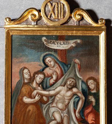 Zdjęcie nr 4: Czternaście malarskich stacji drogi krzyżowej tworzą obrazy w kształcie stojącego prostokąta ujętego profilowaną, złoconą ramą, zwieńczoną parą przeciwstawnie ustawionych wolut flankujących okrągły medalion z numerem stacji, zwieńczony krzyżem o trójlistnych zakończeniach ramion. Sceny narracyjne, wielofiguralne, przedstawiane na tle architektonicznym lub pejzażowym. W górze każdego płótna  banderola z numerem i nazwą stacji. Kolorystyka intensywna, o szerokiej gamie barwnej.