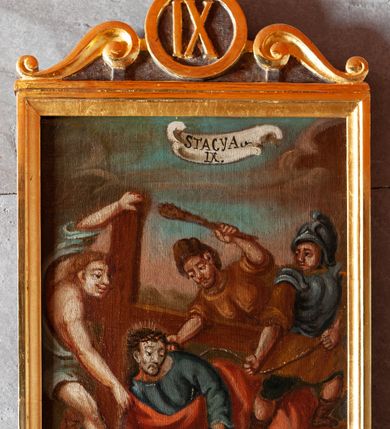 Zdjęcie nr 12: Czternaście malarskich stacji drogi krzyżowej tworzą obrazy w kształcie stojącego prostokąta ujętego profilowaną, złoconą ramą, zwieńczoną parą przeciwstawnie ustawionych wolut flankujących okrągły medalion z numerem stacji, zwieńczony krzyżem o trójlistnych zakończeniach ramion. Sceny narracyjne, wielofiguralne, przedstawiane na tle architektonicznym lub pejzażowym. W górze każdego płótna  banderola z numerem i nazwą stacji. Kolorystyka intensywna, o szerokiej gamie barwnej.