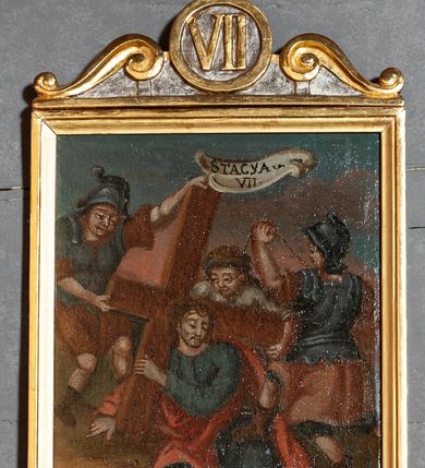 Zdjęcie nr 10: Czternaście malarskich stacji drogi krzyżowej tworzą obrazy w kształcie stojącego prostokąta ujętego profilowaną, złoconą ramą, zwieńczoną parą przeciwstawnie ustawionych wolut flankujących okrągły medalion z numerem stacji, zwieńczony krzyżem o trójlistnych zakończeniach ramion. Sceny narracyjne, wielofiguralne, przedstawiane na tle architektonicznym lub pejzażowym. W górze każdego płótna  banderola z numerem i nazwą stacji. Kolorystyka intensywna, o szerokiej gamie barwnej.