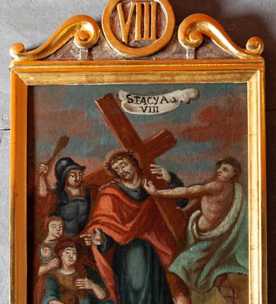 Zdjęcie nr 11: Czternaście malarskich stacji drogi krzyżowej tworzą obrazy w kształcie stojącego prostokąta ujętego profilowaną, złoconą ramą, zwieńczoną parą przeciwstawnie ustawionych wolut flankujących okrągły medalion z numerem stacji, zwieńczony krzyżem o trójlistnych zakończeniach ramion. Sceny narracyjne, wielofiguralne, przedstawiane na tle architektonicznym lub pejzażowym. W górze każdego płótna  banderola z numerem i nazwą stacji. Kolorystyka intensywna, o szerokiej gamie barwnej.