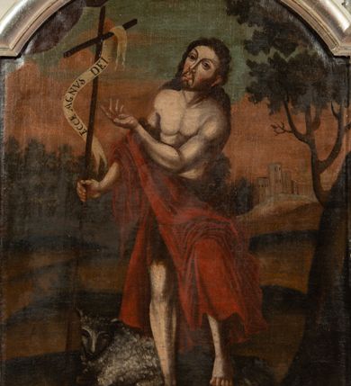 Zdjęcie nr 4: Feretron dwustronny, z podstawą prostopadłościenną, profilowaną, z otworami na drążki. Na podstawie obrazy z przedstawieniem Matki Boskiej z Dzieciątkiem oraz św. Jana Chrzciciela ujęte drewnianą ramą ze złoconej i srebrzonej wici akantowej spiętej u góry koroną trzymaną przez dwa putta. Matka Boska lewą ręką przytrzymuje Dzieciątko siedzące na jej lewej nodze, w prawej ręce trzyma berło. Ma podłużną twarz o półokrągłych, równych brwiach, ciemnych oczach, wąskim nosie, niewielkich ustach i zaznaczonych policzkach. Jest ubrana w czerwoną suknię i ziemnoszary płaszcz. Na głowie ma zamkniętą, kameryzowaną koronę przytrzymywaną przez dwa anioły w długich, czewrono-czarnych sukniach, trzymające kwiaty lilii. Dzieciątko ukazane frontalnie, prawą rączkę unosi w geście błogosławieństwa, w lewej trzyma kulę. Owalną twarz o ostrych rysach okalają pukle jasnobrązowych włosów. Dzieciątko  jest ubrane w cienką, białą sukienkę związaną pod szyją czerwoną wstążeczką. Tło obrazu jednolite, ciemnobrązowe.  
Z drugiej strony feretronu św. Jan Chrzciciel, ukazany w całej postaci, w wykroku na prawą nogę i głową przechyloną na lewe ramię. Prawą ręką trzyma długie drzewce zakończone krzyżem z przewiązaną banderolą z napisem „ECCE AGNUS DEI”, lewą unosi przed krzyżem. Ma szczupłą, owalną twarz z wąskim nosem i dużymi, ciemnymi oczami. Nosi wąsy i krótką brodę, a długie włosy spływają mu na plecy. Święty ma czerwony płaszcz przerzucony przez prawe przedramię, otaczający biodra i nogi. U jego stóp, po lewej stronie kompozycji leży baranek. Święty Jan został ukazany na tle pejzażu z drzewami i zabudowaniami. 
